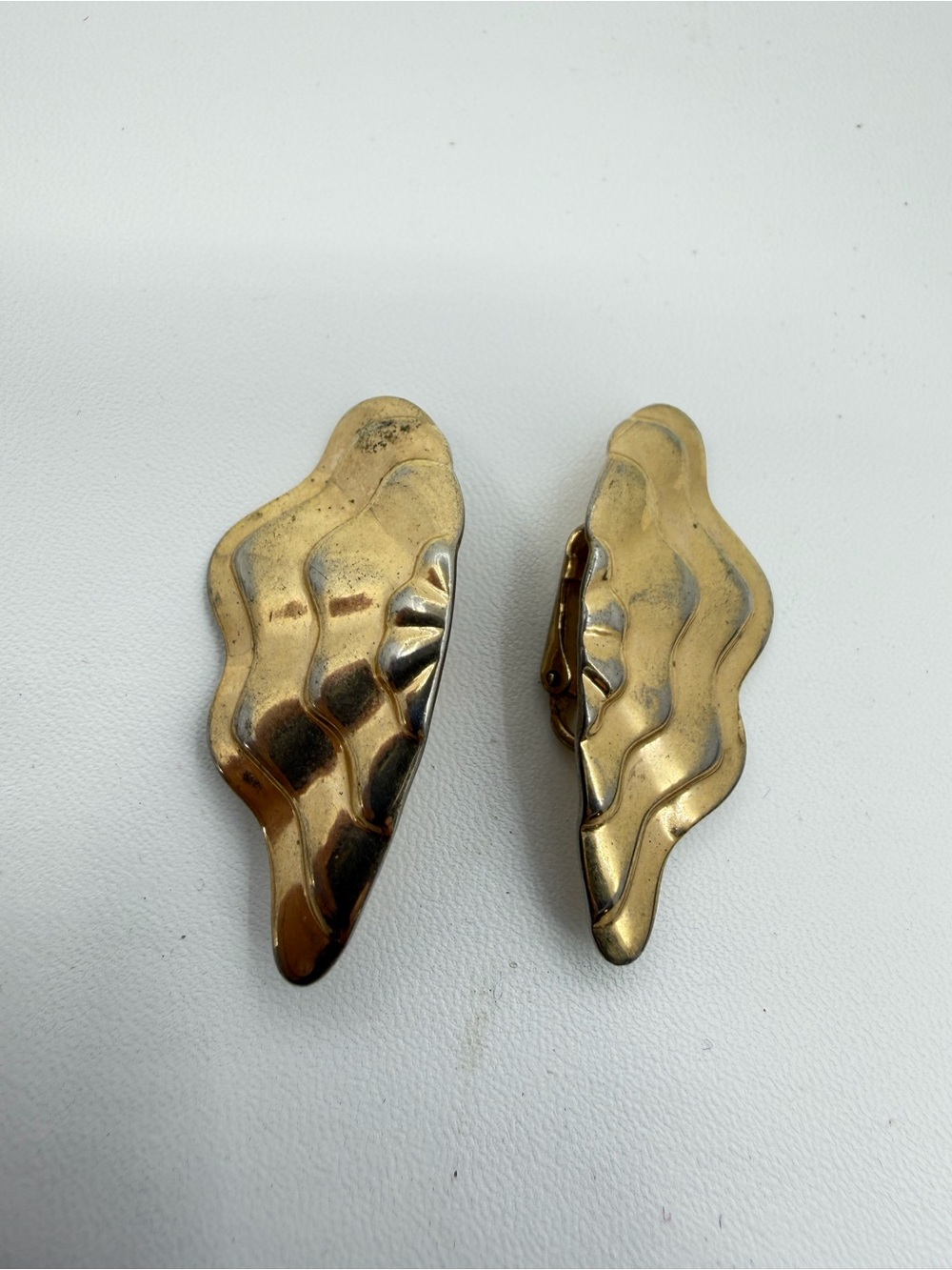 Avon Vintage 1986 Enchanted Wings Clip On Earrings  Gold Tone Fairy Scalloped